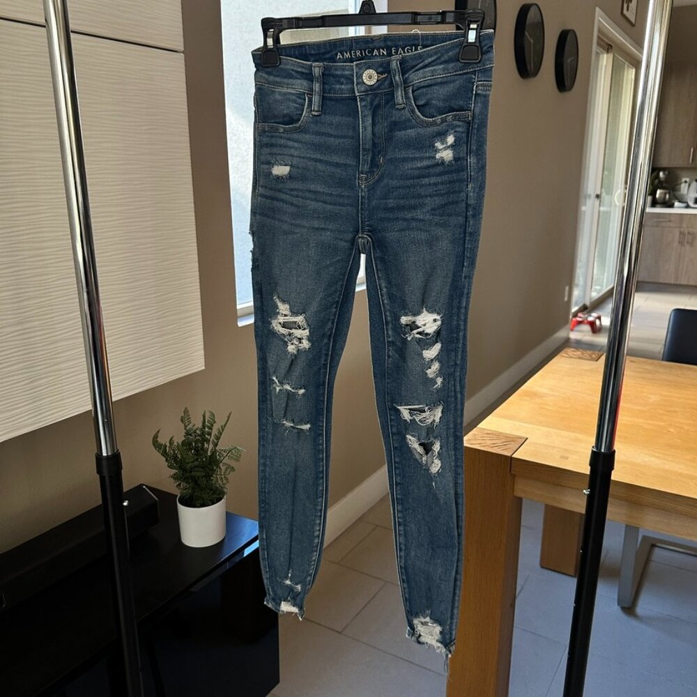 American Eagle - High-rise distressed jeans, size 0, short